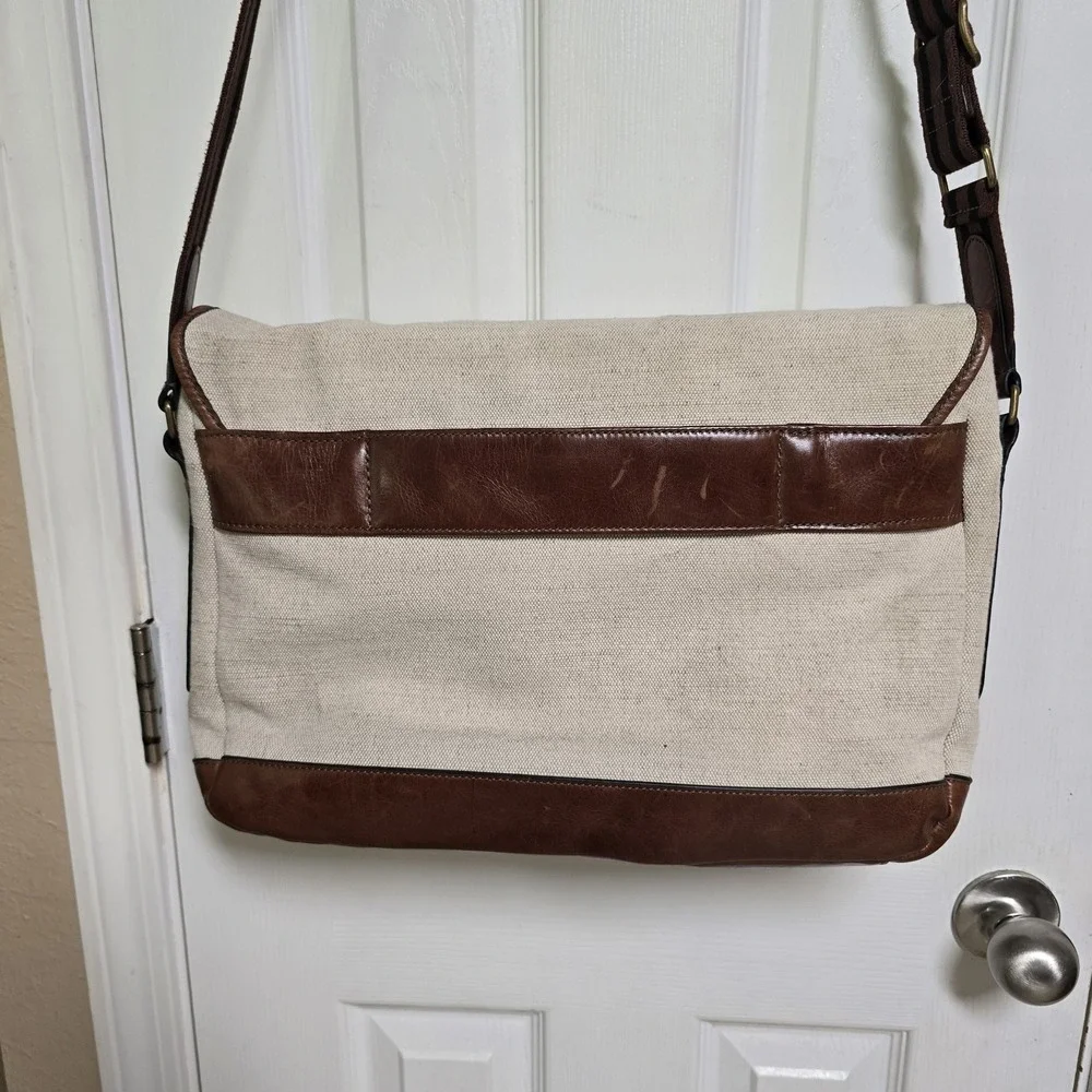 Fossil men messenger
